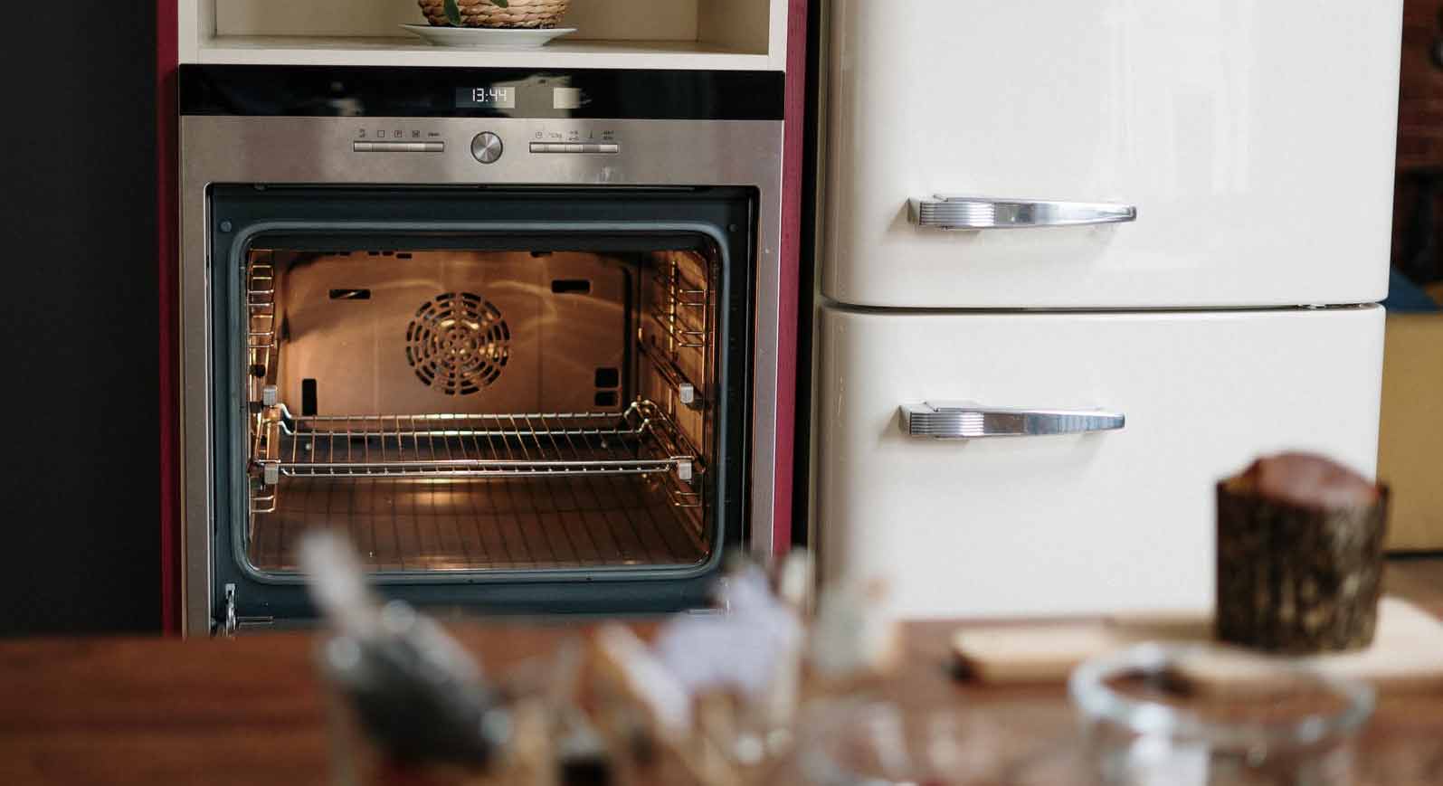 Aprenda como limpar forno com ingredientes caseiros