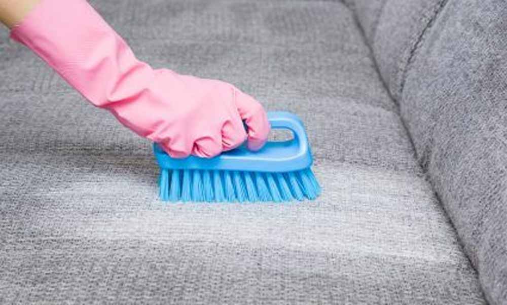 Como limpar sofá com produto caseiro