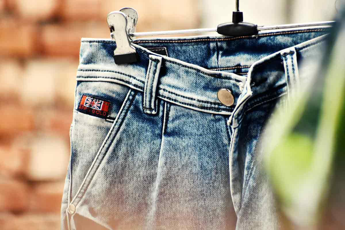 Aprenda como lavar jeans sem desbotar: um guia completo. Foto: Pexels