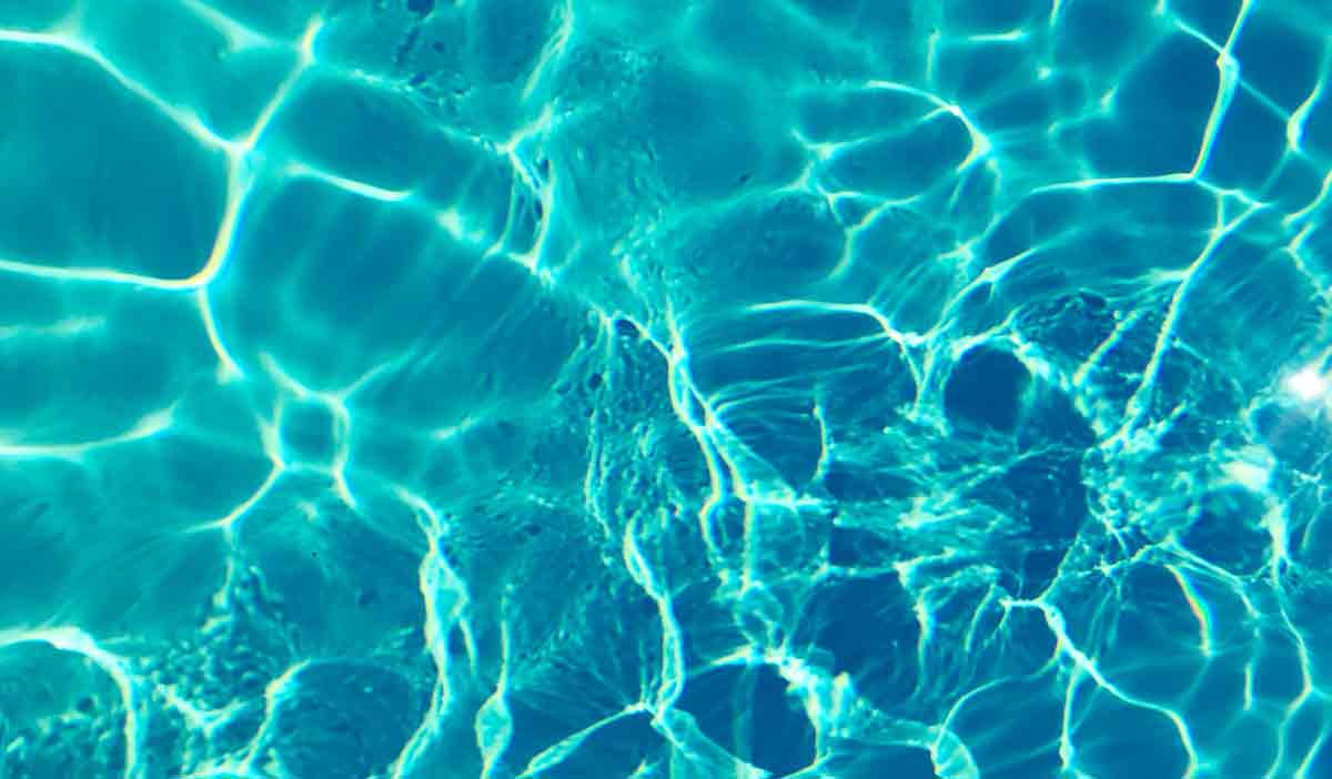 Learn how to clean the pool to enjoy the warmer days!
