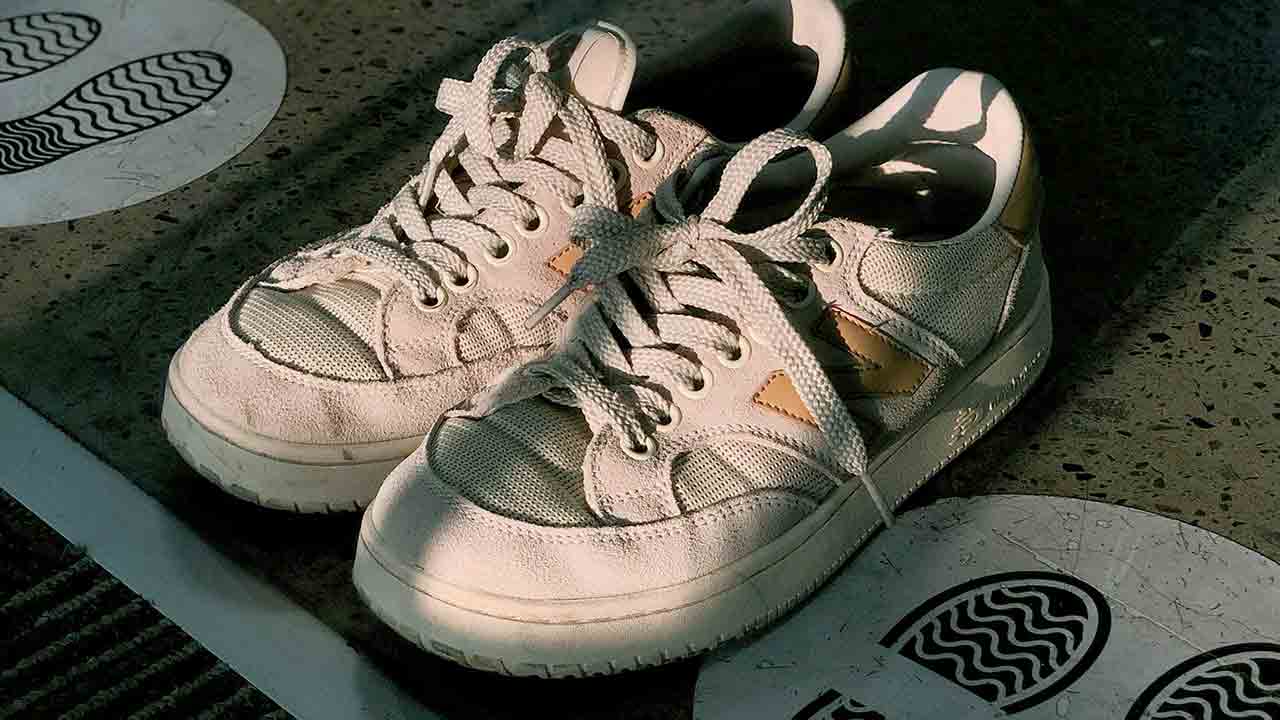  limpar tênis branco com produtos caseiros. Foto: Pexels