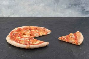 A maneira correta de limpar uma pedra de pizza