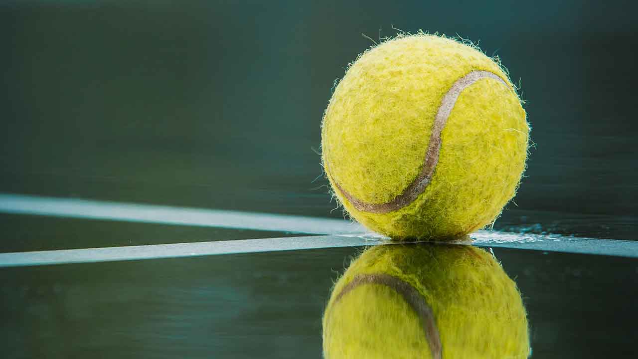 Você sabia que uma bola de tênis pode facilitar a limpeza do chão? Foto: Pexels