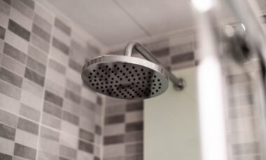 Por que limpar o chuveiro com água sanitária é uma má ideia (e o que usar em vez disso)