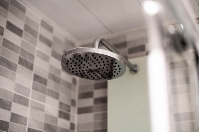 Por que limpar o chuveiro com água sanitária é uma má ideia (e o que usar em vez disso)