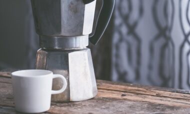 Truque com casca de limão deixa sua cafeteira limpa e brilhante