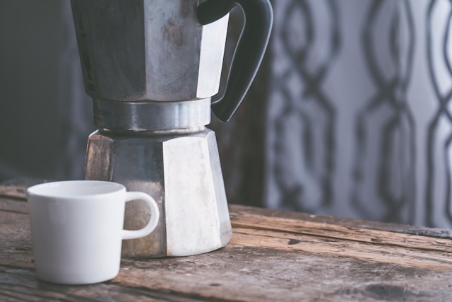 Truque com casca de limão deixa sua cafeteira limpa e brilhante