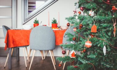 Como limpar uma Árvore de Natal artificial antes de decorar