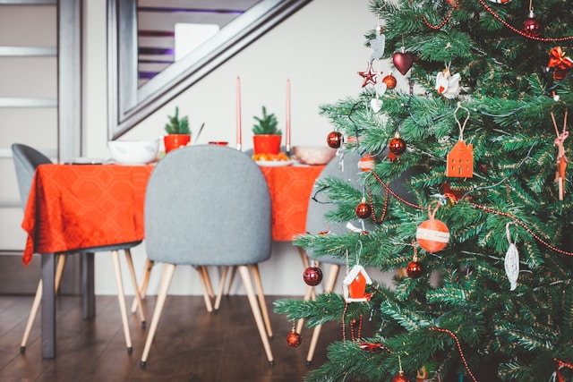 Como limpar uma Árvore de Natal artificial antes de decorar