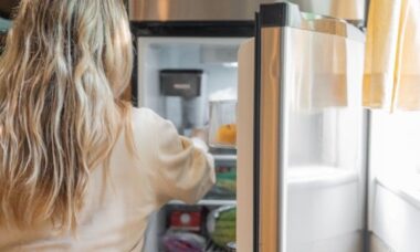 O lugar onde as bactérias se escondem na sua geladeira (e como evitar a contaminação)
