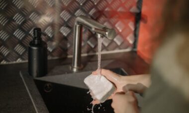 Método japonês mais inteligente para lavar a louça sem sabão e sem desperdício de água