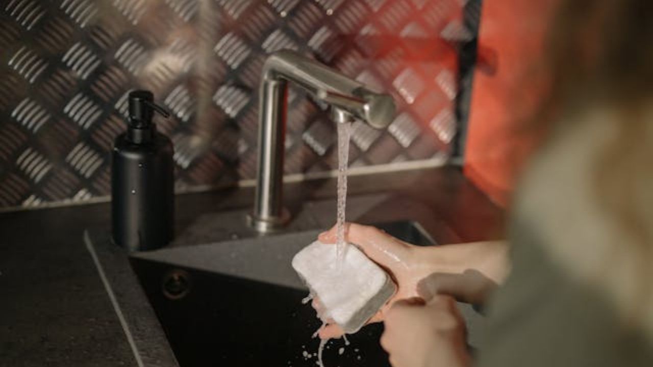 Método japonês mais inteligente para lavar a louça sem sabão e sem desperdício de água